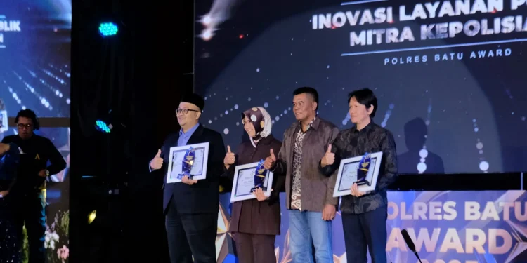 Kepala Dinas PUPR Kota Batu Alfi Hidayat (paling kiri) saat menerima penghargaan di Polres Batu Award 2025. Foto: Azmy