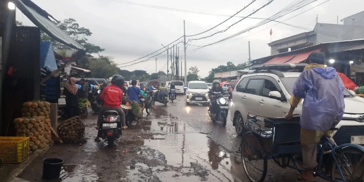 Kondisi akses jalan di depan Pasar Gadang, Kota Malang. (Foto/M Sholeh)