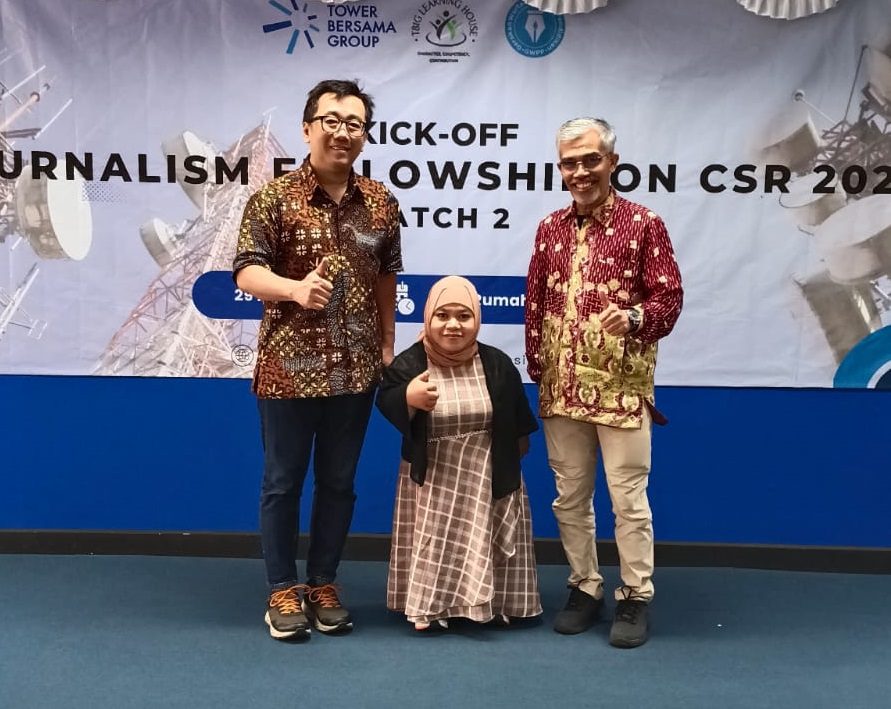 Dari kiri, Chief of Business Support Offcer PT Tower Bersama Infrastrucutre Group Lie Sie An, wartawan difabel dari Tugu Jatim ID Dwi Lindawati, dan Direktur Gerakan Wartawan Peduli Pendidikan Nurcholis MA Basyari foto bersama di Rumah Belajar TBIG Tangerang, Jakarta, Jumat siang (29/08/2025). (Foto: Dwi Lindawati/Tugu Jatim)