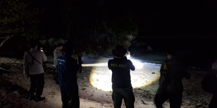Petugas bersiaga untuk mengevakuasi buaya yang muncul di Pantai Pasir Panjang. Foto: Polres Malang