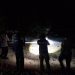 Petugas bersiaga untuk mengevakuasi buaya yang muncul di Pantai Pasir Panjang. Foto: Polres Malang