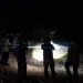 Petugas bersiaga untuk mengevakuasi buaya yang muncul di Pantai Pasir Panjang. Foto: Polres Malang
