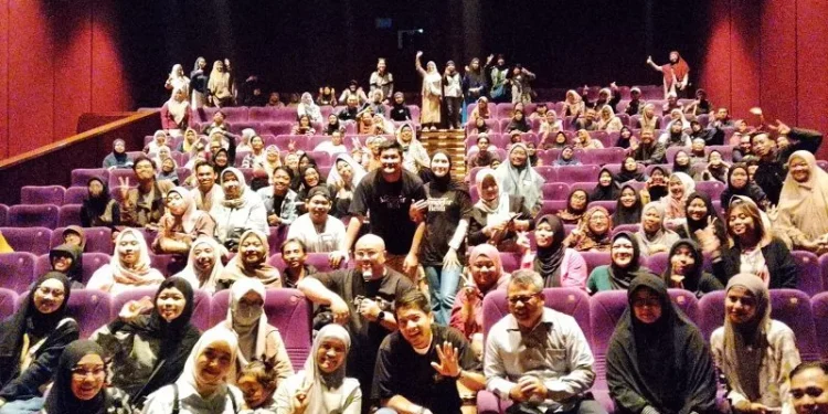 Animo nobar film Mengejar Restu di Bioskop Araya XXI Malang. (Foto/M Sholeh)
