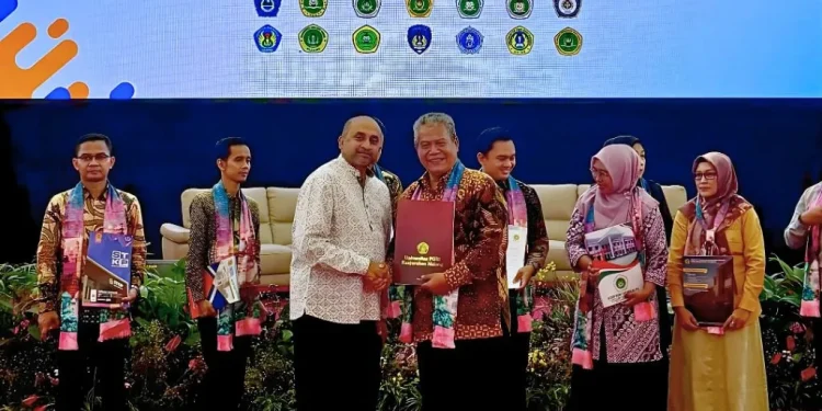 Rektor Unikama, Dr. Sudi Dul Aji, M.Si (kanan) hadir langsung di forum bersama JGU India, perkuat komitmen kerja sama di level global. /Foto: Dok. Unikama.