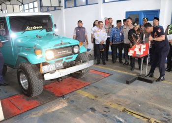 Pelaksanaan ramp check Jeep wisata Bromo. Foto: Polres Malang