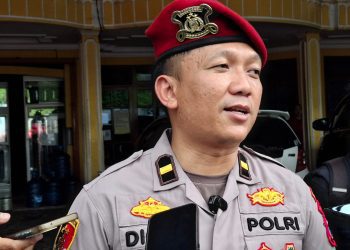 KBO Satreskrim Polres Malang, Ipda Dicka Ermantara, saat menjelaskan penganiaan lansia oleh ODGJ. Foto: Aisyah Nawangsari Putri