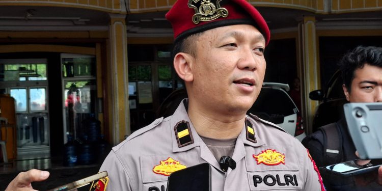 KBO Satreskrim Polres Malang, Ipda Dicka Ermantara, saat menjelaskan penganiaan lansia oleh ODGJ. Foto: Aisyah Nawangsari Putri