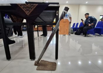Barang bukti cangkul yang digunakan untuk mengubur jasad janin bayi. Foto: Aisyah Nawangsari Putri