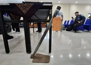 Barang bukti cangkul yang digunakan untuk mengubur jasad janin bayi. Foto: Aisyah Nawangsari Putri