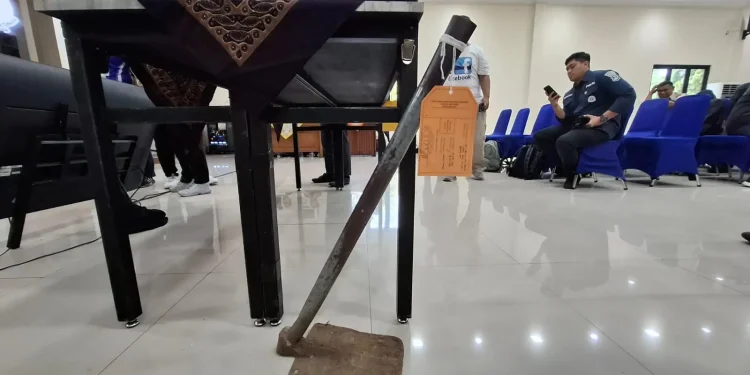 Barang bukti cangkul yang digunakan untuk mengubur jasad janin bayi. Foto: Aisyah Nawangsari Putri