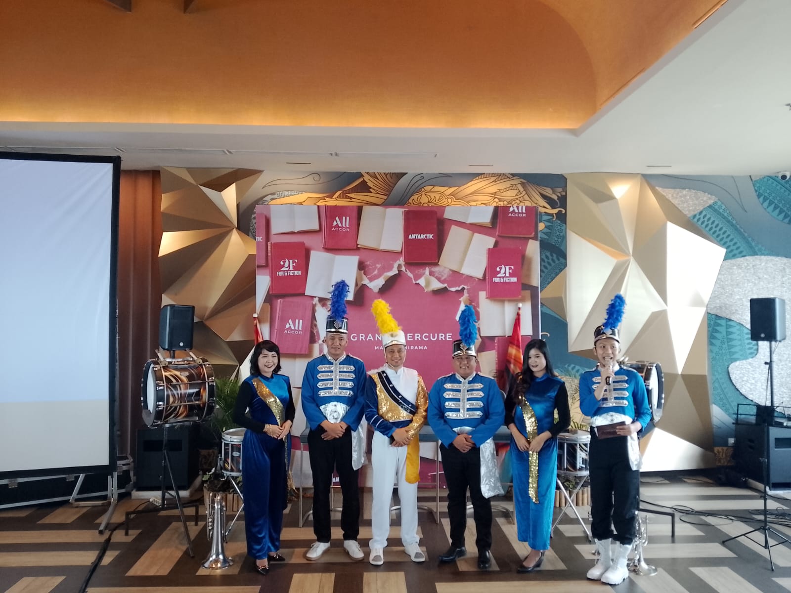 Cluster General Manager Grand Mercure Malang Mirama, Sugito Adhi (kostum putih) siap menyambut tamu yang hendak merayakan Tahun Baru 2026. (Foto/M Sholeh)