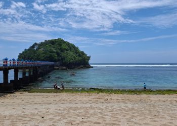 Pantai Jembatan Panjang, salah satu destinasi wisata di Kabupaten Malang. Foto: Aisyah Nawangsari Putri