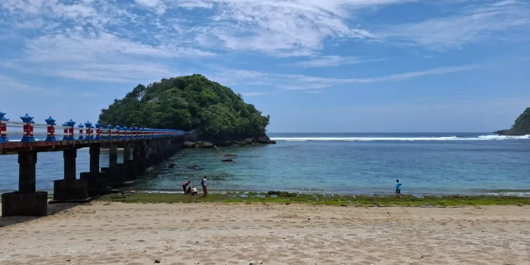 Pantai Jembatan Panjang, salah satu destinasi wisata di Kabupaten Malang. Foto: Aisyah Nawangsari Putri