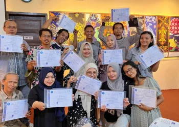 Dwi Lindawati (bawah, dua dari kiri) dan 12 wartawan dari berbagai daerah di Indonesia mendapatkan sertifikat usai penutupan JFC Batch II 2025 di Rumah Batik TBIG di Pekalongan, Kamis (09/10/2025). (Foto: dok GWPP).