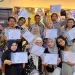 Dwi Lindawati (bawah, dua dari kiri) dan 12 wartawan dari berbagai daerah di Indonesia mendapatkan sertifikat usai penutupan JFC Batch II 2025 di Rumah Batik TBIG di Pekalongan, Kamis (09/10/2025). (Foto: dok GWPP).