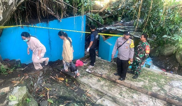 Bangunan kamar mandi umum tertimpa pohon beringin. Foto: Polsek Lawang