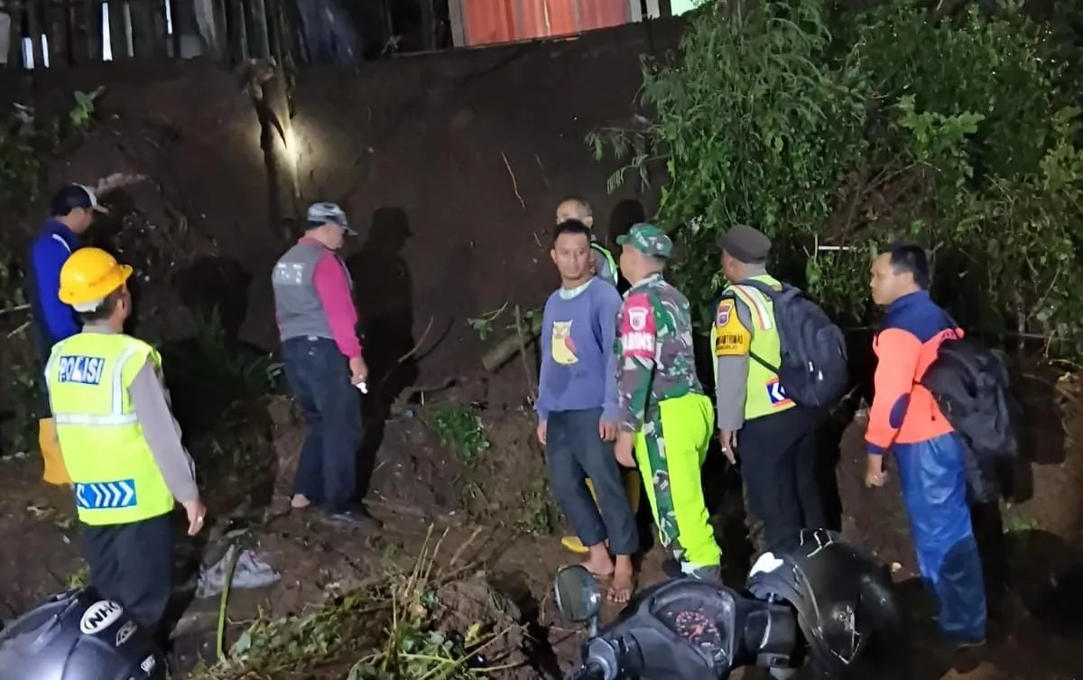 Tanah longsor di depan rumah warga di Singosari. Foto: BPBD Kabupaten Malang