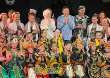 Ketua DPRD Kota Malang, Amithya Ratnaggani Sirraduhita menghadiri pertunjukan Wayang Topeng Panji Laras di DKM. (Foto/M Sholeh)