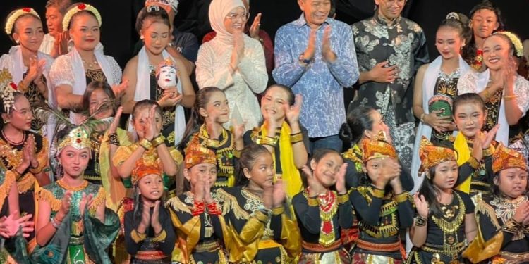Ketua DPRD Kota Malang, Amithya Ratnaggani Sirraduhita menghadiri pertunjukan Wayang Topeng Panji Laras di DKM. (Foto/M Sholeh)
