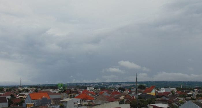 Informasi prakiraan cuaca Malang, khususnya di Kota Malang pada Jumat, 26 Desember 2026 diperkirakan dalam kondisi berawan disertai udara kabur. /Foto: Tugumalang.id/Bagus Rachmad Saputra.