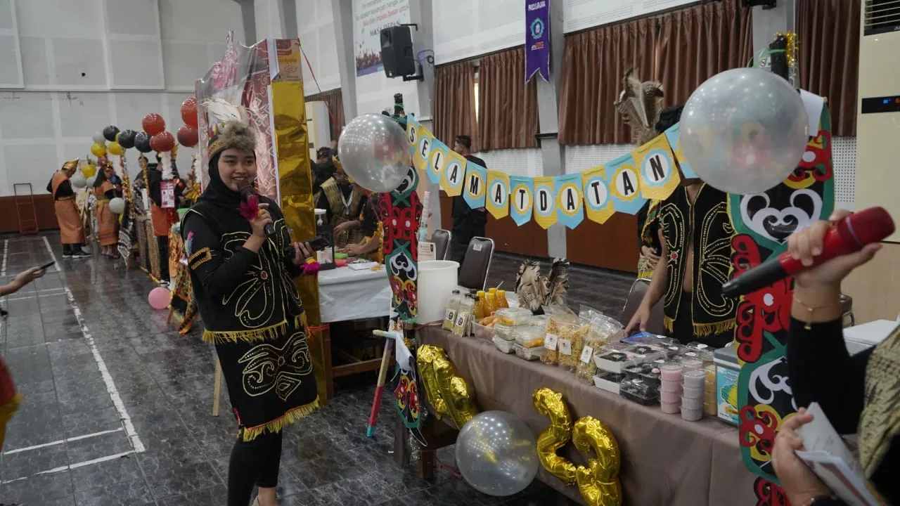 Dalam Kegiatan Dies Natalis ini, para peserta juga memeriahkan acara dengan pertunjukan bazaar serta fashion show mengenakan baju adat. /Foto: Dok. Unikama