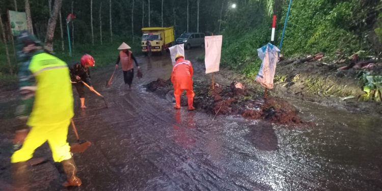 Tanah longsor sempat tutup akses jalan di Poncokusumo. Foto: BPBD Kabupaten Malang