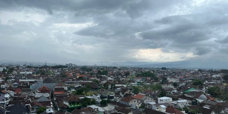 Prakiraan Cuaca Malang, khususnya di wilayah Kota Malang pada hari Sabtu, 6 Desember 2025 yang diperkirakan dalam kondisi berawan. /Foto: Tugumalang.id/Bagus Rachmad Saputra