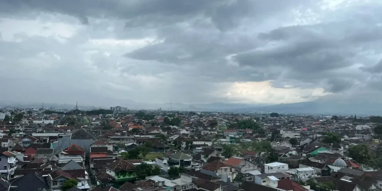 Prakiraan Cuaca Malang, khususnya di wilayah Kota Malang pada hari Sabtu, 6 Desember 2025 yang diperkirakan dalam kondisi berawan. /Foto: Tugumalang.id/Bagus Rachmad Saputra