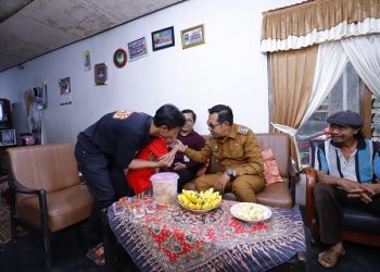 Wali Kota Batu Nurochman saat memberikan santunan kematian dan beasiswa pada warga. Foto: Prokopim KWB