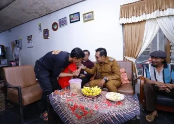 Wali Kota Batu Nurochman saat memberikan santunan kematian dan beasiswa pada warga. Foto: Prokopim KWB