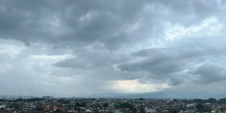 Prakiraan cuaca Malang, khususnya di wilayah Kota Malang pada hari Rabu, 10 Desember 2025 yang diperkirakan dalam kondisi berawan hingga hujan ringan. /Foto: Tugumalang.id/Bagus Rachmad Saputra
