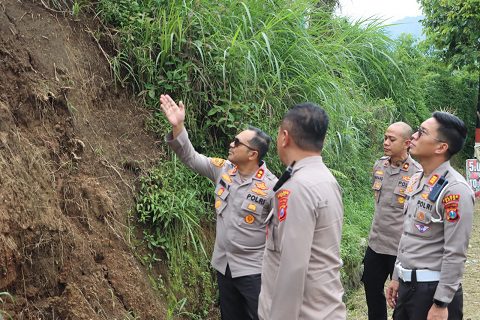 Kapolres Batu AKBP Andi Yudha Pranata saat meninjau lokasi titik rawan longsor. Foto: Dok. Polres Batu