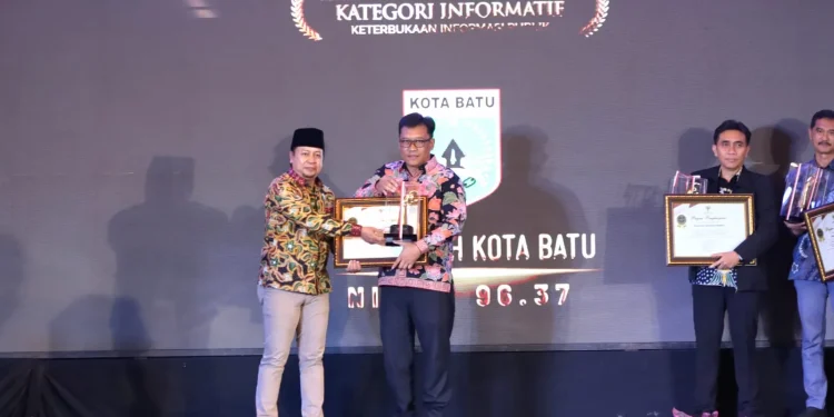 Sekda Kota Batu Zadiem Efisiensi saat menerima penghargaan KI Award 2025 dari Komisioner KI Jatim. Foto: Diskominfo Kota Batu