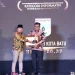 Sekda Kota Batu Zadiem Efisiensi saat menerima penghargaan KI Award 2025 dari Komisioner KI Jatim. Foto: Diskominfo Kota Batu