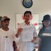 Pengusaha suplier kayu dan triplek Aneka Rimba, Saiful (kanan) didampingi kuasa hukumnya membeber kerugian usai menyuplai barang ke pengusaha konstruksi di Malang. (Foto/M Sholeh)
