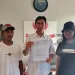 Pengusaha suplier kayu dan triplek Aneka Rimba, Saiful (kanan) didampingi kuasa hukumnya membeber kerugian usai menyuplai barang ke pengusaha konstruksi di Malang. (Foto/M Sholeh)