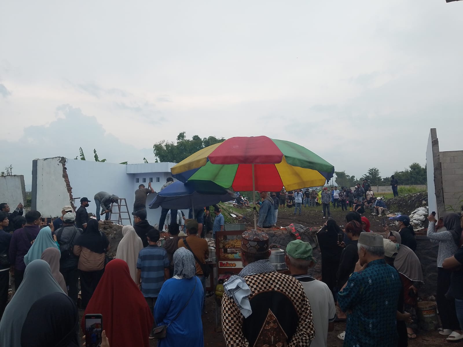 Sekelompok orang membongkar tembok Griya Shanta Kota Malang tanpa perlawan warga setempat. (Foto/M Sholeh)
