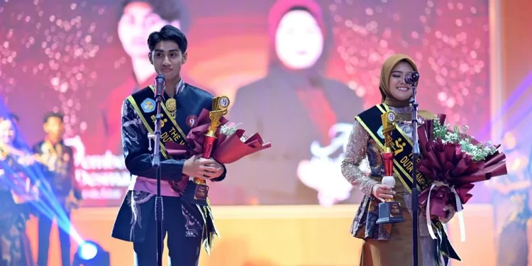 Oemboe Toenggoe Mbili Desmas (Arsitektur S-1), dan Audrey Shabuna Jarsiy Sanjaya (Bisnis Digital S-1) resmi dinobatkan sebagai The Winner Duta Kampus ITN Malang 2025. Foto/dok ITN Malang