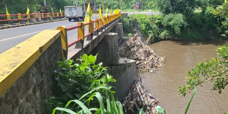 Tumpukan sampah bambu dan plastik di Sungai Brantas Kepanjen. Foto: Aisyah Nawangsari Putri