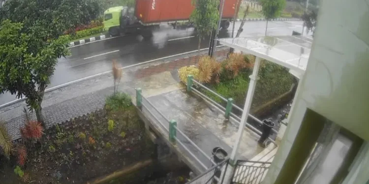 Rekaman CCTV insiden truk rem blong di Embong Kembar Jalan Sultan Agung Kota Batu. Foto: Dok.