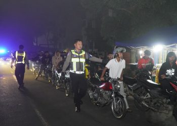 Polisi tindak pelaku balap liar di Kepanjen saat Operasi Zebra Semeru 2025. Foto: Polres Malang