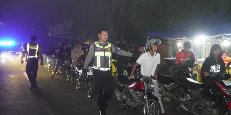 Polisi tindak pelaku balap liar di Kepanjen saat Operasi Zebra Semeru 2025. Foto: Polres Malang