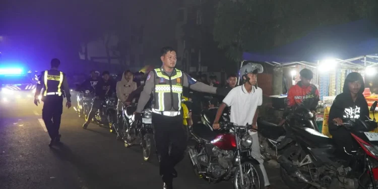 Polisi tindak pelaku balap liar di Kepanjen saat Operasi Zebra Semeru 2025. Foto: Polres Malang
