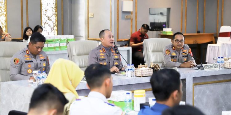 Polresta Malang Kota, Kombes Pol Nanang Haryono memimpin Rakor kesiapan Operasi Lilin Semeru 2025. (Foto/dok. Humas Polresta Malang Kota)