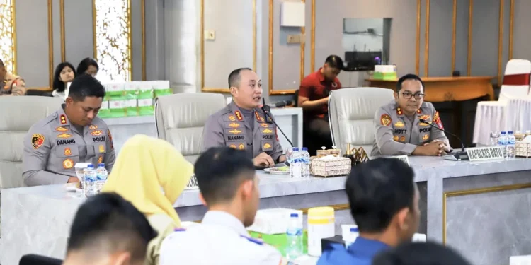 Polresta Malang Kota, Kombes Pol Nanang Haryono memimpin Rakor kesiapan Operasi Lilin Semeru 2025. (Foto/dok. Humas Polresta Malang Kota)
