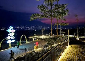 Rekomendasi spot city light Kabupaten Malang yang bisa dijadikan referensi destinasi libur akhir tahun 2025 dengan kelap kelip lampu kota yang instagramable. /Foto: Google Review Malang Skyland/Fera Fei.