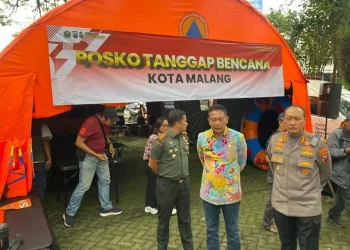 Kapolresta Malang Kota, Kombes Pol Nanang Haryono dan Wali Kota Malang Wahyu Hidayat resmikan pendirian Posko Tanggap Bencana. (Foto/M Sholeh)