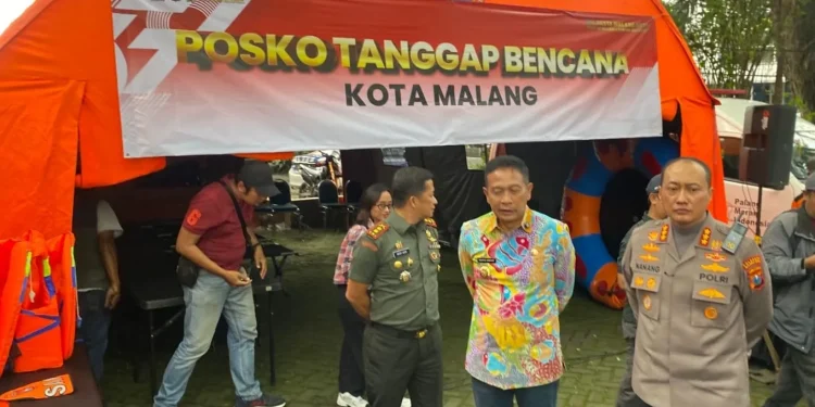 Kapolresta Malang Kota, Kombes Pol Nanang Haryono dan Wali Kota Malang Wahyu Hidayat resmikan pendirian Posko Tanggap Bencana. (Foto/M Sholeh)