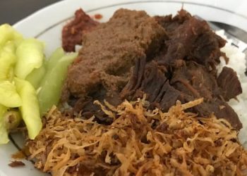 Rekomendasi nasi empal di Malang yang wajib dicoba para pecinta kuliner karena cita rasa empal yang empuk, enak, dan gurih. /Foto: Pinterest/Nina Gouw