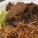 Rekomendasi nasi empal di Malang yang wajib dicoba para pecinta kuliner karena cita rasa empal yang empuk, enak, dan gurih. /Foto: Pinterest/Nina Gouw